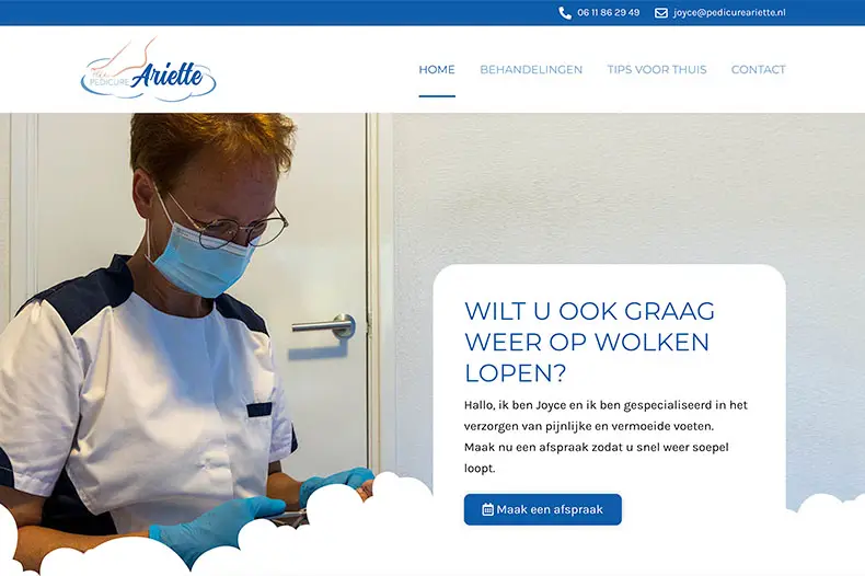 Screenshot van de homepagina van Pedicure Ariette, met navigatie, hero-sectie en belangrijkste bedrijfsinformatie.